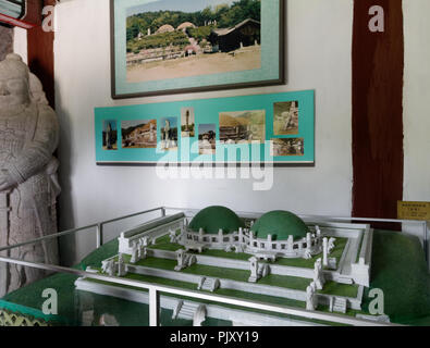 Exponate in der Koryo Museum, Teil der Sungkyunkwan University Komplex, Kaesong, Nordkorea Stockfoto