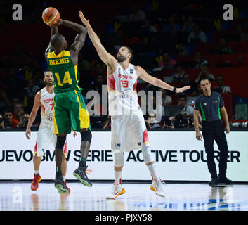 Marc Gasol (Spanien) Verteidigung gegen Giorgi Deng (Senegal). Basketball WM 2014 Stockfoto