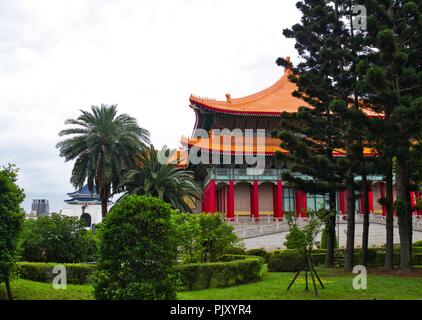 Taipei National Theater in der traditionellen chinesischen Architektur Stil mit grünen Park, Gras, Bäumen und Palmen im Vordergrund. Stockfoto