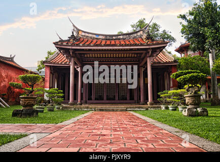 Alte historische Tempel mit Bonsai Gasse vor. Traditionelle rote chinesische Architektur Stockfoto
