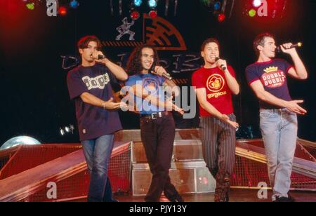 'Welten', britische Boygroup, beim Christimas Megadance in Heilbronn, Deutschland 1994. Britischer Junge Band 'Welten' durchführen zu Weihnachten Megadance in Heilbronn, Deutschland 1994. | Verwendung weltweit Stockfoto