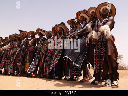 Männer tanzen Yaake Tanz und Guerewol Festival singen - 23. September 2017 InGall Dorf, Agadez, Niger Stockfoto