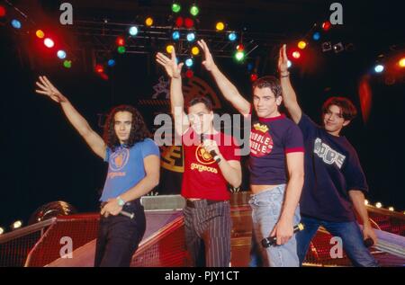 'Welten', britische Boygroup, beim Christimas Megadance in Heilbronn, Deutschland 1994. Britischer Junge Band 'Welten' durchführen zu Weihnachten Megadance in Heilbronn, Deutschland 1994. | Verwendung weltweit Stockfoto