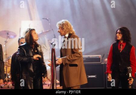 Steven Tyler, Sänger der amerikanischen Rockband Aerosmith' (links) mit Thomas Gottschalk nach seinem Auftritt in der ZDF-Sendung "Wetten dass" in Leipzig, Deutschland 1997. Sänger Steven Tyler von American Rock Band "Aerosmith" (links) mit hist Thomas Gottschalk nach der Durchführung von Deutschen TV-Show 'Wetten dass' in Leipzig, Deutschland 1997 leben. | Verwendung weltweit Stockfoto