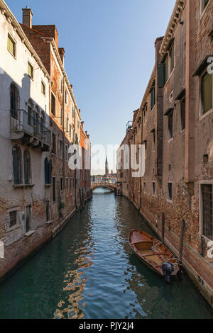 Suchen entlang des Rio de La Pleta in Richtung der Turm von Chiesa San Giorgio Maggiore in der Ferne, Venedig, Italien. Stockfoto