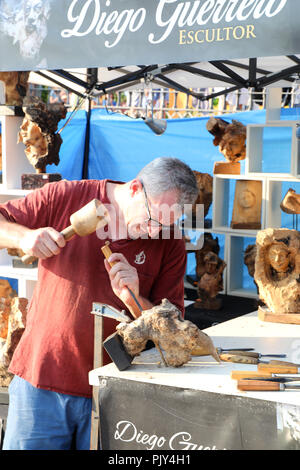 Holzbildhauer am Markt arbeiten Abschaltdruck Stockfoto