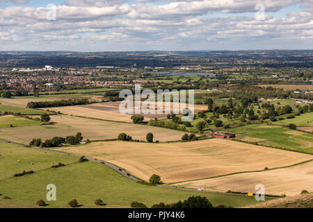 Blick auf Wiltshire Landschaft von der Spitze des Westbury White Horse, Westbury, Wiltshire, England, Großbritannien Stockfoto