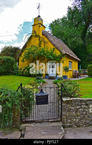 'Diana Cottage, ein hübsches, aus Stein gebauten Reetdachhaus in der kleinen Ortschaft Merthyr Mawr, in der Nähe von Bridgend, South Wales. Stockfoto