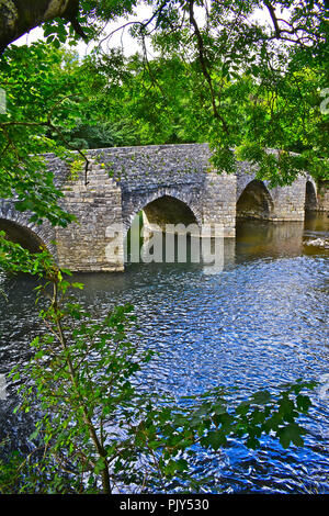 Die Eintauchende Brücke überspannt den Fluss Ogmore in der Nähe von Merthyr Mawr, nr Bridgend, Wales stammt aus dem 15. Jahrhundert. Stockfoto