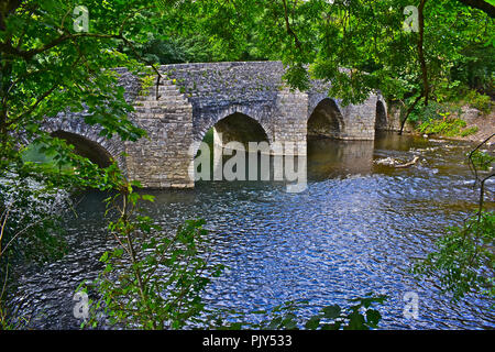 Die Eintauchende Brücke überspannt den Fluss Ogmore in der Nähe von Merthyr Mawr, nr Bridgend, Wales stammt aus dem 15. Jahrhundert. Stockfoto