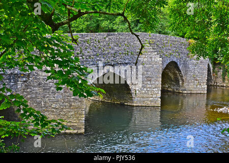 Die Eintauchende Brücke überspannt den Fluss Ogmore in der Nähe von Merthyr Mawr, nr Bridgend, Wales stammt aus dem 15. Jahrhundert. Stockfoto