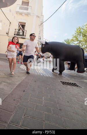 Montijo, Spanien - September 7th, 2018: Läuft der Bullen für Kinder. Party für Kinder mit aufblasbaren Stierkämpfe Stockfoto