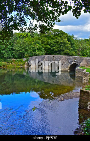 Die Eintauchende Brücke überspannt den Fluss Ogmore in der Nähe von Merthyr Mawr, nr Bridgend, Wales stammt aus dem 15. Jahrhundert. Stockfoto