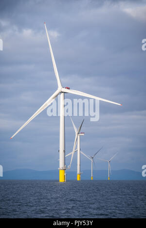 MHI Vestas Windenergieanlagen auf Walney Erweiterung Offshore Wind Farm. Die Insel Man ist in der Ferne zu sehen Stockfoto