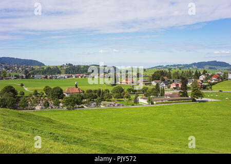 Blick in die Stadt von Einsiedeln in der Schweiz im Herbst. Einsiedeln ist eine Gemeinde im Schweizer Kanton Schwyz, für sein Kloster bekannt - die Ben Stockfoto