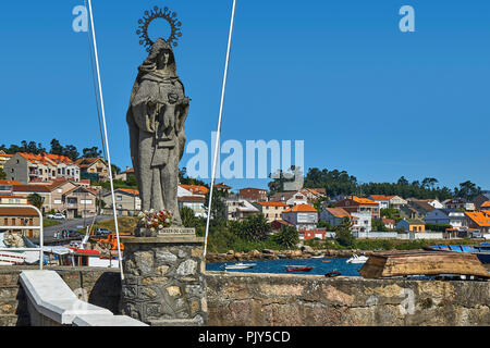 Virgen del Carmen mit dem Jesuskind in ihren Armen, auf der Promenade O Cantiño auf der Insel von Arosa, Galizien, Spanien, Europa Stockfoto