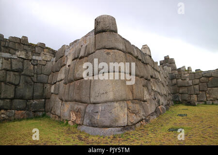 Beeindruckend große Mauer der alten Inka Zitadelle von Sacsayhuaman Archäologische Stätte, am nördlichen Rande der Stadt Cusco, Peru gelegen Stockfoto