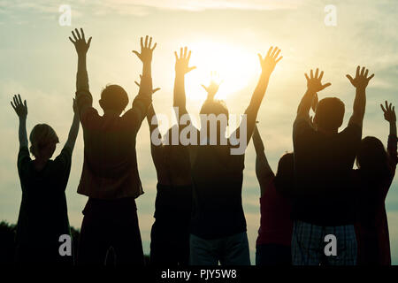 Menschen die Hände oben, Ansicht von hinten. Stockfoto