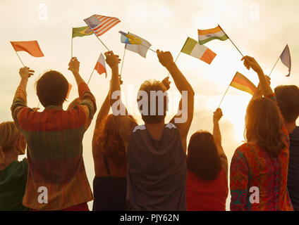 Menschen, die Flagge ihres Landes halten. Stockfoto