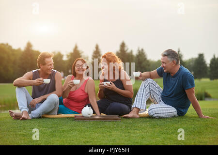 Zwei ältere Ehepaare Kaffee zu trinken. Stockfoto