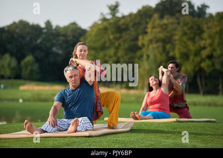 Gruppe Yoga Training. Stockfoto