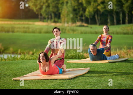 Gruppe Thai stretching Massage. Stockfoto