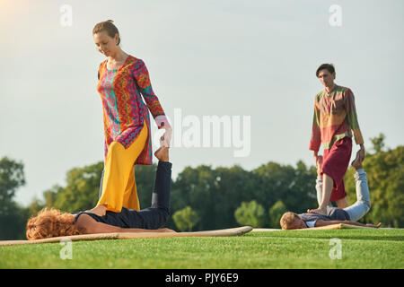 Thai Massage, Fuß nach hinten drücken. Stockfoto