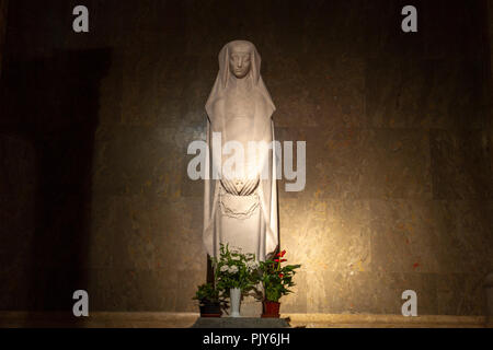 Eine Statue der Heiligen Rita in die St. Stephan Basilika in Budapest, Ungarn. Stockfoto