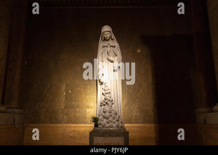 Eine Statue der Heiligen Teresa (Szent Terez) in die St. Stephan Basilika in Budapest, Ungarn. Stockfoto