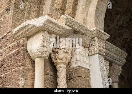 Sacra di San Michele, Turin. Sternzeichen Tür detail Stockfoto