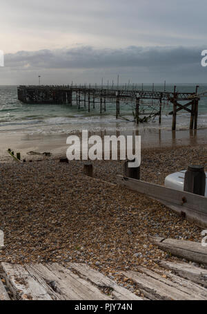Atmosphärische Marine und alten verfallenen Pier in totland in der Nähe von Süßwasser auf der Isle of Wight, Großbritannien Stockfoto