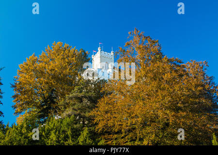 Schloss Trakoscan auf dem Hügel im Herbst, Zagorje, Kroatien Stockfoto