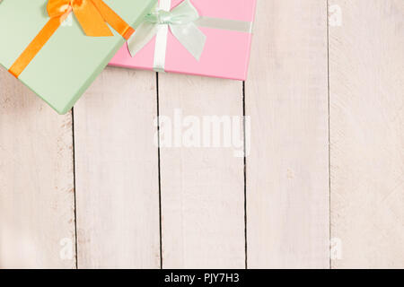 Zwei Geschenkboxen auf weißem Schreibtisch. Flach. Stockfoto