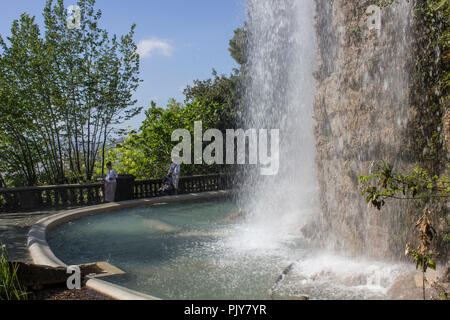 Nizza, Frankreich - 22 April 2017: Wasserfall des Castle Hill in Nizza, Frankreich Stockfoto