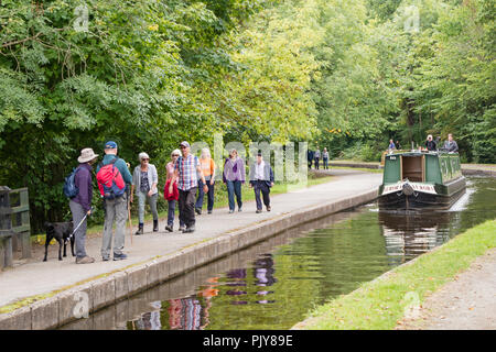 Wanderer auf dem Llangollen-kanal über die pontcysyllte Aquädukt, Wales, Vereinigtes Königreich, Stockfoto