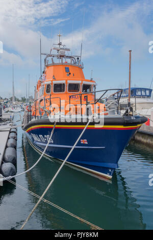 Die RNLI lifeboat in Yarmouth auf der Isle of Wight in Yarmouth Hafen. Stockfoto