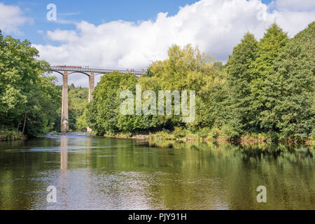 Pontcysyllte Aquädukt (Traphont Ddŵr Pontcysyllte) auf dem Llangollen-kanal Überquerung des Flusses Dee, Wales, Großbritannien Stockfoto