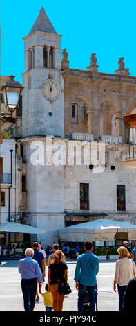 BARI, ITALIEN, 10. September 2017: Blick über Hauptplatz, der Piazza ferrarese, in der italienischen Stadt Bari. Stockfoto