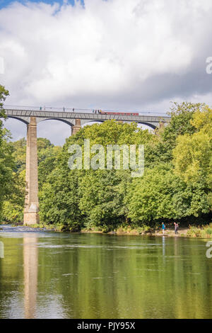 Pontcysyllte Aquädukt (Traphont Ddŵr Pontcysyllte) auf dem Llangollen-kanal Überquerung des Flusses Dee, Wales, Großbritannien Stockfoto