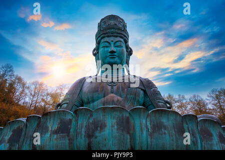 Der große Buddha bei Seiryuji Tempel in der Präfektur Aomori. AOMORI, Japan - 24 April 2018: Der große Buddha bei Seiryuji Tempel im Jahr 1984 abgeschlossen, die Bronze Stockfoto