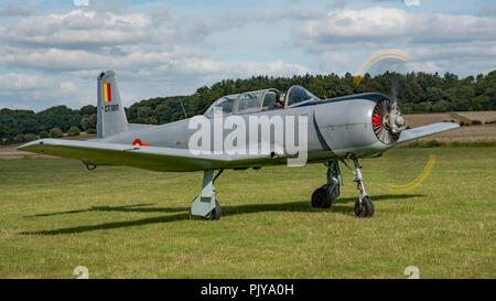 Ein Nanchang CJ-6/6 eine militärische Ausbildung Flugzeuge angezeigte Propeller blur bei Popham Flugplatz, Hampshire, UK, nachmittags auf den 9. September 2018. Stockfoto