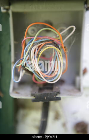 Elektrische Leitungen außerhalb von Gebäude Fassade Wand Stockfoto