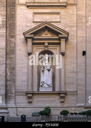 Vatikanstadt - 23. März 2018: Die Statue des Hl. Gregorius Armenisch, Strahler an der Basilika St. Peter im Vatikan, Rom, Italien. Er war der erste offizielle Stockfoto