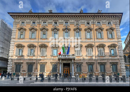 Rom, Italien - Mar 23, 2018: Die schöne Außenfassade der Madama Palace (Palazzo Madama). Palazzo Madama in Rom ist der Sitz des Senats der Italienischen Repub Stockfoto