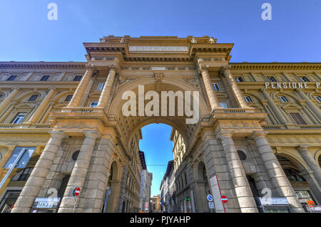 Florenz, Italien - Mar 22, 2018: Triumphbogen an der Piazza della Republica Florenz, Italien. Arch Inschrift sagt: "Das alte Zentrum der Stadt, Resto Stockfoto