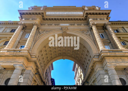 Triumphbogen in Piazza della Republica Florenz, Italien. Arch Inschrift sagt: "Das alte Zentrum der Stadt, von alter Restaurierte alte Elend zu neuen Stockfoto