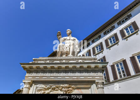 Denkmal für Giovanni delle Bande Nere in Florenz, in der Nähe von Basilica di San Lorenzo in Florenz, Italien. Stockfoto