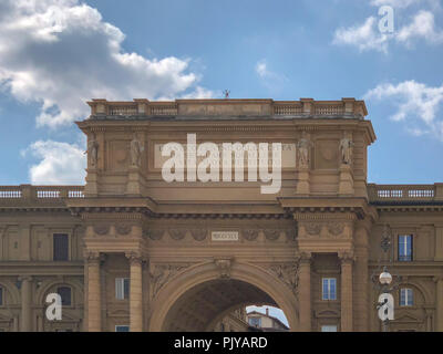 Triumphbogen in Piazza della Republica Florenz, Italien. Arch Inschrift sagt: "Das alte Zentrum der Stadt, von alter Restaurierte alte Elend zu neuen Stockfoto