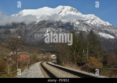 Monte Serva oberhalb der Stadt Belluno Stockfoto