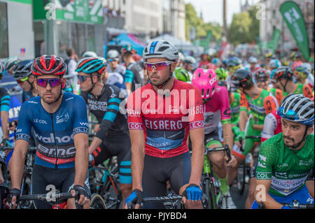 Start an der Tour 2018 von Großbritannien mit Julian Alaphilippe von Team Quick Step Böden (grün), der etwaige Sieger. Credit: Malcolm Park/Alamy Stockfoto